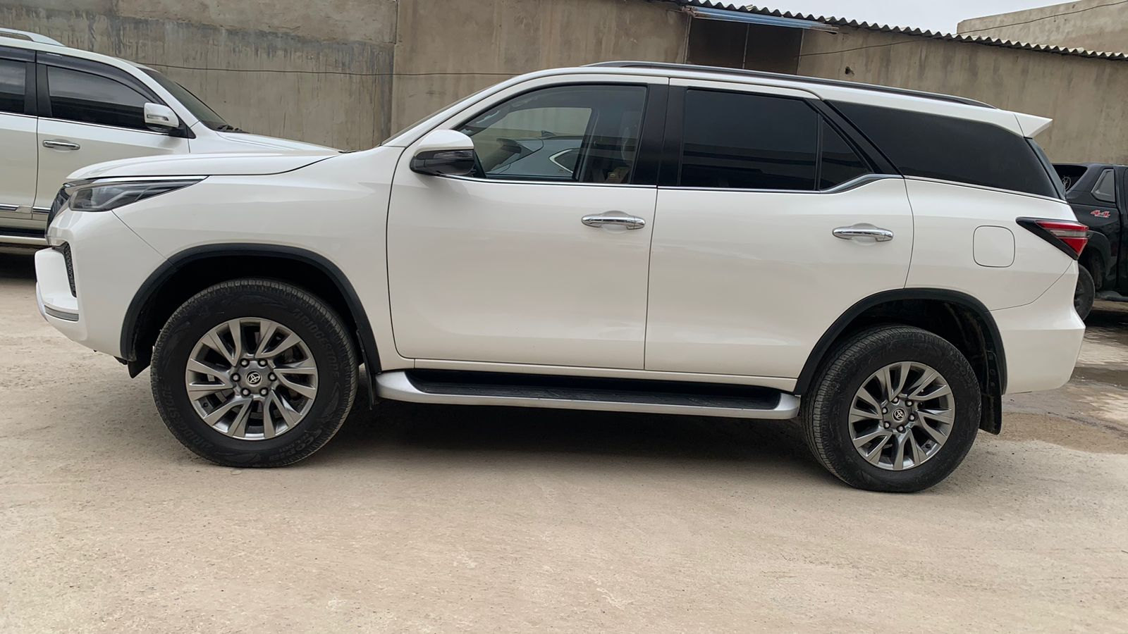 Toyota Fortuner Sigma 4 (White) - view 2