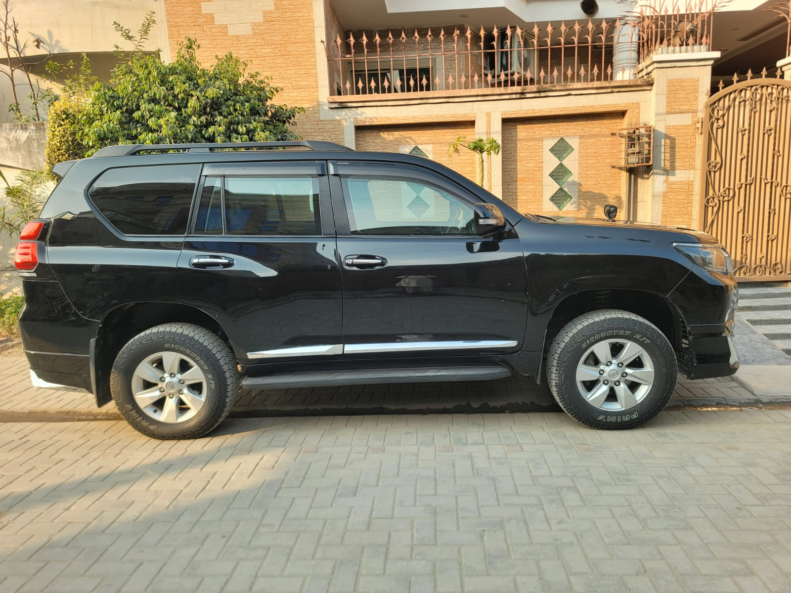 Toyota Land Cruiser Prado TX (Black) - view 2