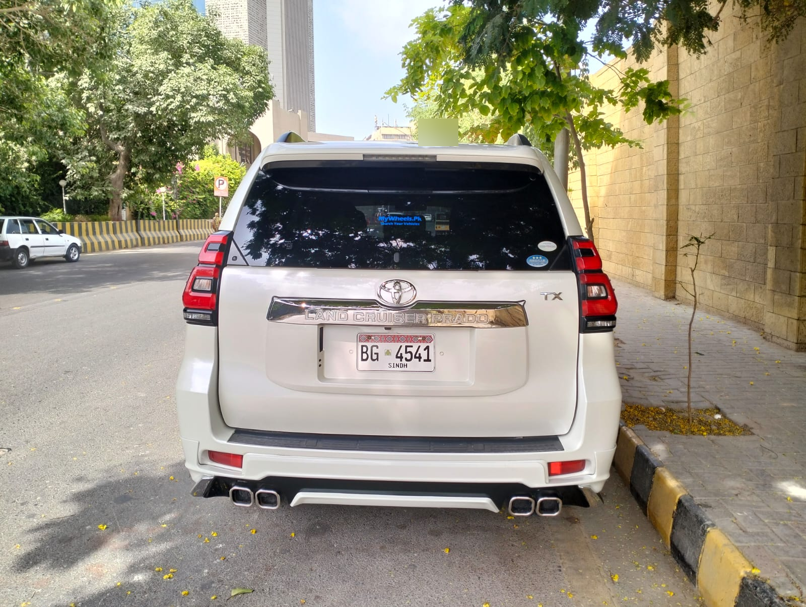 Toyota Land Cruiser Prado TX (White) - view 3