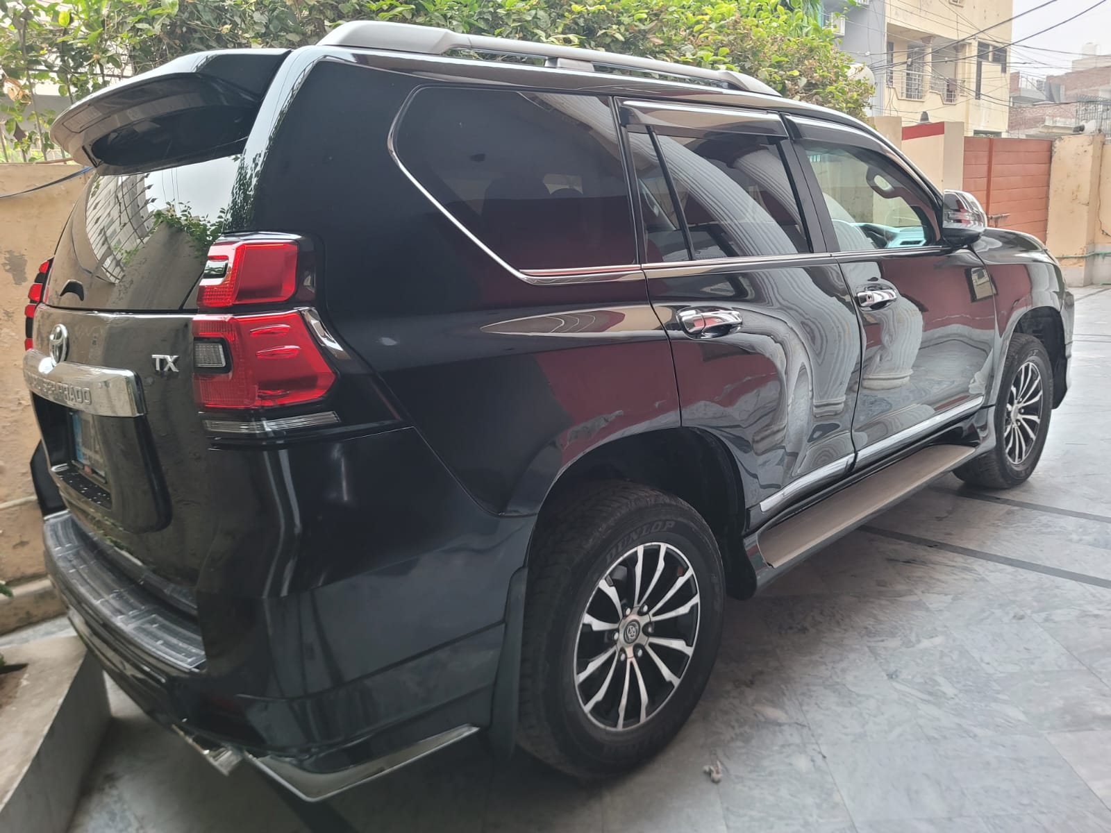 Toyota Land Cruiser Prado TX (Black) - view 5