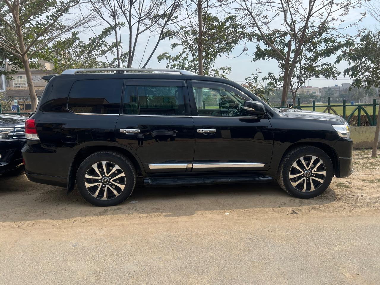 Toyota Land Cruiser V8 ZX (Black) - view 2