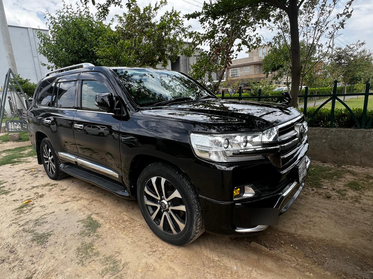 Toyota Land Cruiser V8 ZX (Black) - view 4